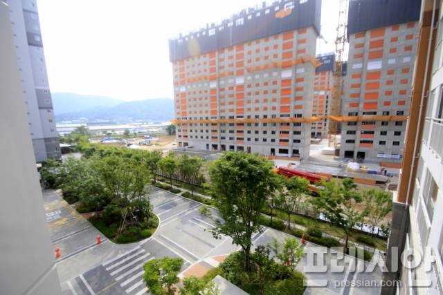 ▲밀양시 내이동 나노한선더휴 아파트에서 바라본 아파트 신축 공사 현장. ⓒ프레시안(이철우)