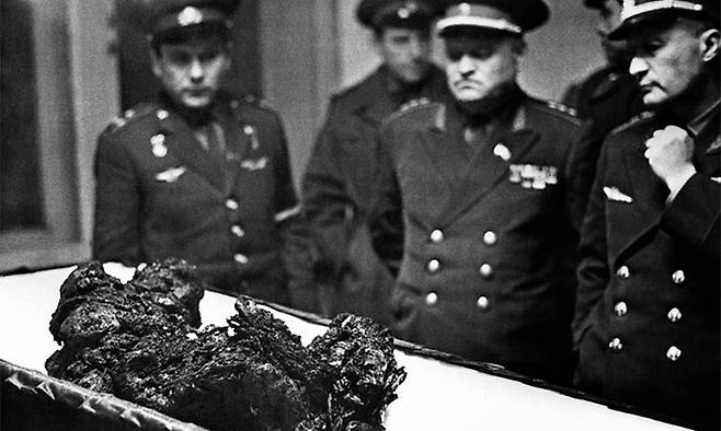 소련의 군 장성들이 사고로 사망한 우주비행사 블라디미르 코마로프의 유해를 바라보고 있다. 코마로프는 자신의 관뚜껑을 닫지 말라는 유언을 남겼다.
