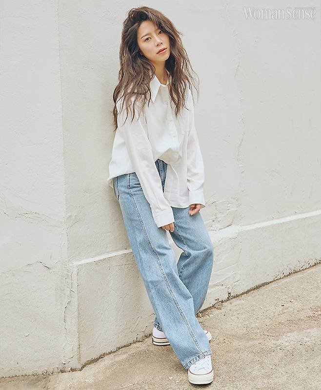 화이트 리넨 셔츠 아웃셀, 보이프렌드 핏 데님 팬츠 디메이든, 하이톱 스니커즈 컨버스
