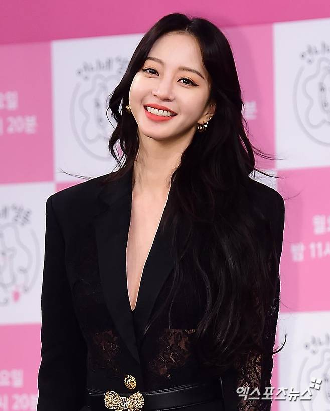 Han Ye-seul agency high entertainment company said on the 25th, I will show you that Han Ye-seul Actor Jeju Island advertisement shooting that I guided today has been canceled due to the sudden change of schedules related to shooting due to the spread of Corona 19 and Delta Variable Virus.Han Ye-seul has been hot online since she started a public relationship with Boy friend Ryu Sung-jae, a non-entertainer from Actor, who is 10 years younger in May.Since then, YouTube channels Garo Sero Research Institute and Entertainment Director Kim Yong Ho have made various disclosures related to Han Ye-seuls Boy friend, as well as Han Ye-seuls past lovers and allegations of Burning Sun drug actresses.Han Ye-seul is proceeding with legal action against the dissemination of false facts and malicious comments.On April 4, the agency said, We will strongly respond to the dissemination of false facts that do not confirm the facts to our actor Han Ye-seul, indiscriminate malicious postings and comments.However, after that, Entertainment Director Kim Yong-ho continued the second Disclosure, and Han Ye-seul asked on his YouTube channel on the 24th, I think I should fight for myself even if I die honorably. It seems to be best to show more dignified and honest life like Han Ye-seul.Han Ye-seul, who has been attracting much attention online, was scheduled to meet with the media for a long time after the suspicion of airport fashion shooting, but Corona 19 was canceled due to the spread of Virus.Photo = DB