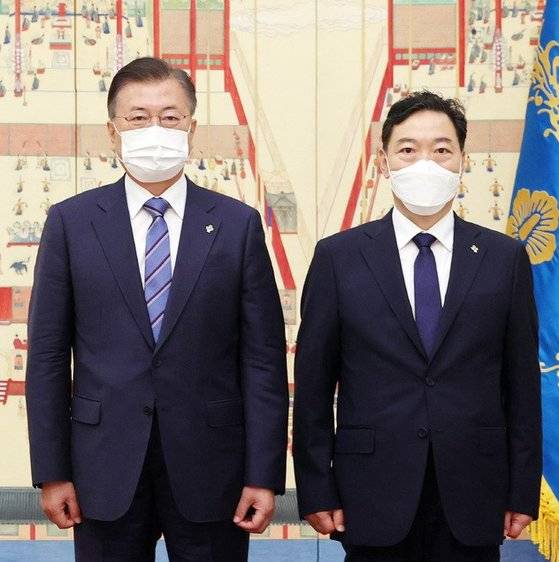 문재인 대통령이 1일 오후 청와대에서 신임 김오수 검찰총장에게 임명장을 수여한 후 기념촬영을 하고 있다. 뉴시스