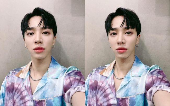 Highlight Lee Gi-kwang reveals charming SelfieOn the morning of the 26th, Lee Gi-kwang posted several photos on his Instagram with the phrase GOOD NIGHT.Lee Gi-kwang in the public photo shows off his cool features, and the silver necklace and earrings he wears along with cool colors make his charm even more alive.Lee Gi-kwangs photos show interest in the comments with affectionate comments such as Its nice, Its cool for you, Selfie Gift, Its a photo master, Its my brothers good night.Meanwhile, Lee Gi-kwangs group Highlight came back in May with its third mini album The Blowing.The title song was Blowing by Lee Gi-kwang, who wrote and composed the song.Lee Gi-kwang SNS