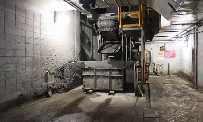 하남 유니온파크 내 소각재 배출장치의 모습이다. 폐기물이 소각 과정을 거쳐 소각재가 되면 부피가 처음의 12%로 줄어든다. 직매립 시 30여 년이 걸리는 폐기물 분해 과정을 수 시간으로 단축함과 동시에 매립되는 폐기물의 부피도 줄일 수 있다는 것이 소각의 장점이다. 김소연 기자