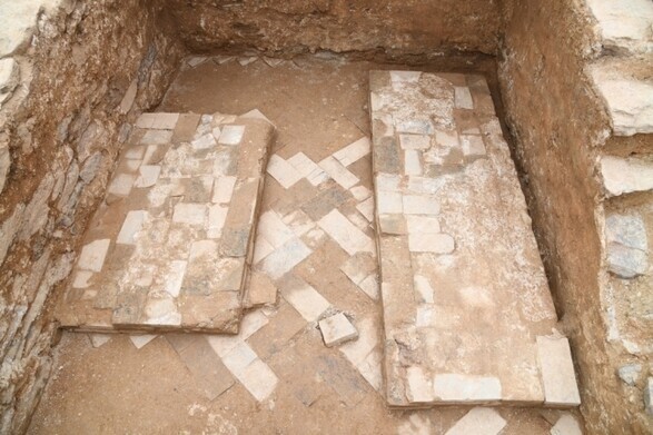 최근 위치를 찾아내 재발굴한 공주 송산리 29호분 내부 무덤방 바닥 모습. 벽돌이 깔린 바닥 위에 관대 2개가 놓여있다.