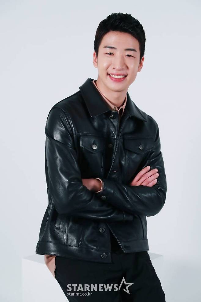 As a result of the 28th coverage, Yoo Soo-bin participated as a new member in the recording of SBS entertainment program All The Butlers held in Seoul.Cha Eun-woo and Shin Sung-rok, who got off at All The Butlers, were selected as the sucessors.Currently, we are filming with existing members Lee Seung-gi, Yang Se-hyeong and Kim Dong-Hyun.Yoo Soo-bin, who made his debut with the movie Curton Call in 2016, took on the role of Kim Ju-kuk, a North Korean soldier in the Korean drama Loves Unstoppable in the TVN drama Especially, he parodied the so-called Kwon Sang-woo Soragae scene and gave a big smile to viewers.In May of the same year, he appeared in MBC Everlon Order Sea Yo and performed an entertainment ceremony.He is expected to demonstrate his hidden talents and charms by challenging his first terrestrial entertainment through All The Butlers.There will be a lot of attention to what kind of breathing will be shown with Lee Seung-gi, Yang Se-hyeong and Kim Dong-Hyun.Meanwhile, All The Butlers is an entertainment program that depicts the life tutoring of young people full of question marks and my way geek masters.Shin Sung-rok and Cha Eun-woo got off at All The Butlers after the broadcast on the 20th.After careful discussions, we decided to respect the opinions of the two members who want to concentrate more on the main business, said the production team of All The Butlers. I am deeply grateful to two brothers Shin Sung-rok and Cha Eun-woo, who have always laughed happily at All The Butlers .