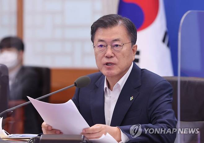 발언하는 문재인 대통령 (서울=연합뉴스) 최재구 기자 = 문재인 대통령이 28일 청와대 본관 세종실에서 열린 확대경제장관회의에서 발언하고 있다. jjaeck9@yna.co.kr