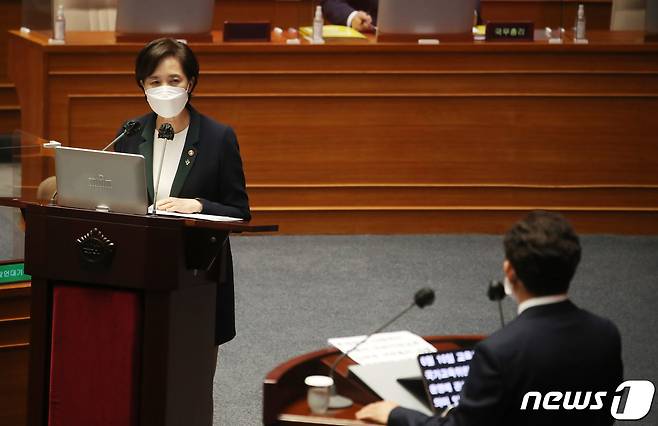 유은혜 부총리 겸 교육부 장관이 지난 24일 서울 여의도 국회 본회의장에서 열린 교육·사회·문화 분야 대정부질문에서 질의에 답변하고 있다./뉴스1 © News1 이동해 기자