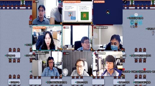 조성일 이사장(가운데 아래) 등 서울시설공단 임직원들이 지난 22일 실제 사무실을 본뜬 ‘개더타운’ 가상 사무실에서 자산관리와 관련한 교육을 받고 있다. 서울시설공단 제공