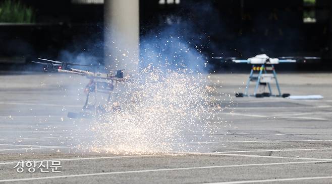 29일 서울 송파구 잠실종합운동장 서문주차장에서 서울경찰청과 민,관,군 6개 기관이 참여한 ‘드론테러 대응역량 강화를 위한 테러 훈련 시범’이 열리고 있다. / 이준헌 기자