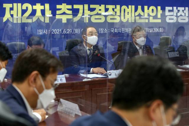 홍남기 부총리 겸 기획재정부 장관이 29일 국회 의원회관에서 열린 2021 제2차 추가경정예산안 당정협의에 참석해 발언하고 있다. /성형주 기자