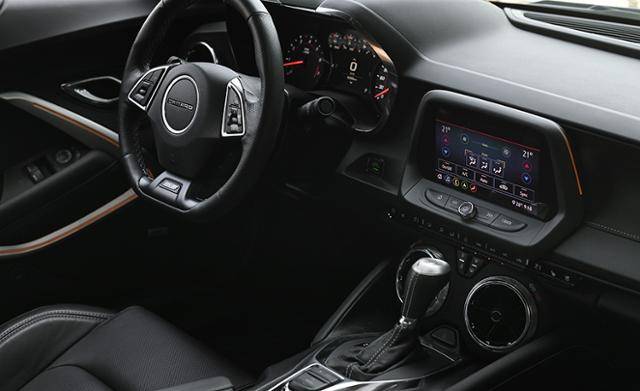 쉐보레의 스포츠카 '카마로 SS’와 함께 자유로 연비와 주행감각에 대한 측정을 했다.