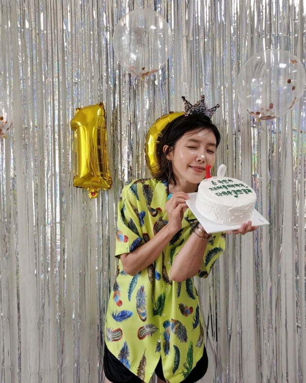 Actor Chae Jung-an celebrated becoming 100,000 YouTuberChae Jung-an told his Instagram on the 1st, Vegetable everyone ~ Im 100,000 YouTuber! Chae Jung-an!Thank you for your love #Chae Jung-an and posted a picture.Chae Jung-an, who wore a yellow pattern shirt and black short pants and short hair, shows off her boyish charm.Where the number 10 balloon and backdrop decorations are made, Chae Jung-an has a cute crown headband and a cake in his hand.The cake also has a number of candles called 10 and says Lets walk only the diamond road until the whole nation comes in.You can feel the joy of collecting 100,000 subscribers from the face of smiling Chae Jung-an.Chae Jung-an, who had previously shown a desire for silver buttons, is expected to reach 100,000.Chae Jung-an is appearing in the JTBC drama Monthly House; in Monthly House, she plays Yeouiju, a 13-year veteran editor who lives passionately and hotly every moment.
