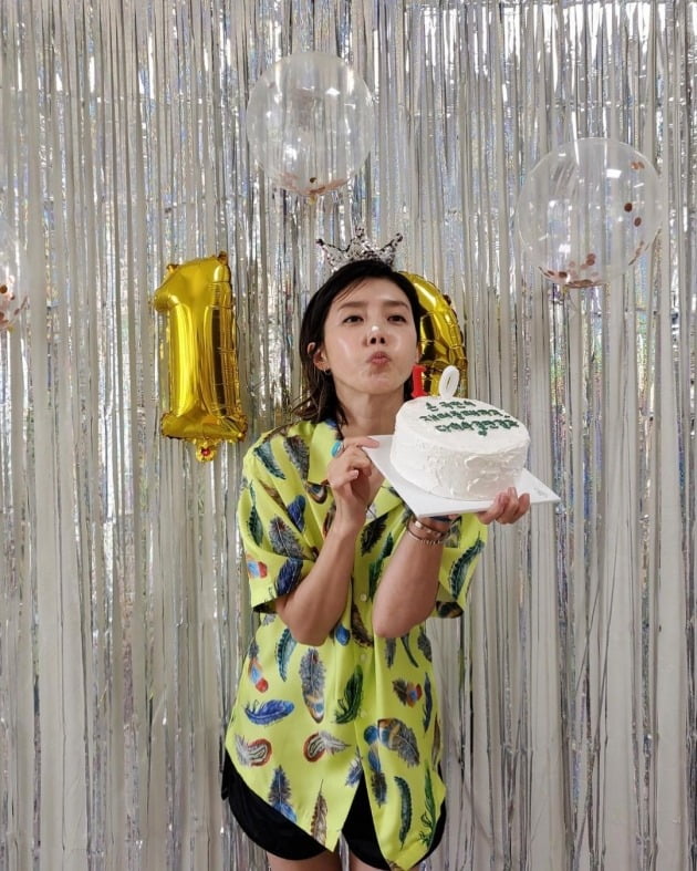 Actor Chae Jung-an celebrated becoming 100,000 YouTuberChae Jung-an told his Instagram on the 1st, Vegetable everyone ~ Im 100,000 YouTuber! Chae Jung-an!Thank you for your love #Chae Jung-an and posted a picture.Chae Jung-an, who wore a yellow pattern shirt and black short pants and short hair, shows off her boyish charm.Where the number 10 balloon and backdrop decorations are made, Chae Jung-an has a cute crown headband and a cake in his hand.The cake also has a number of candles called 10 and says Lets walk only the diamond road until the whole nation comes in.You can feel the joy of collecting 100,000 subscribers from the face of smiling Chae Jung-an.Chae Jung-an, who had previously shown a desire for silver buttons, is expected to reach 100,000.Chae Jung-an is appearing in the JTBC drama Monthly House; in Monthly House, she plays Yeouiju, a 13-year veteran editor who lives passionately and hotly every moment.
