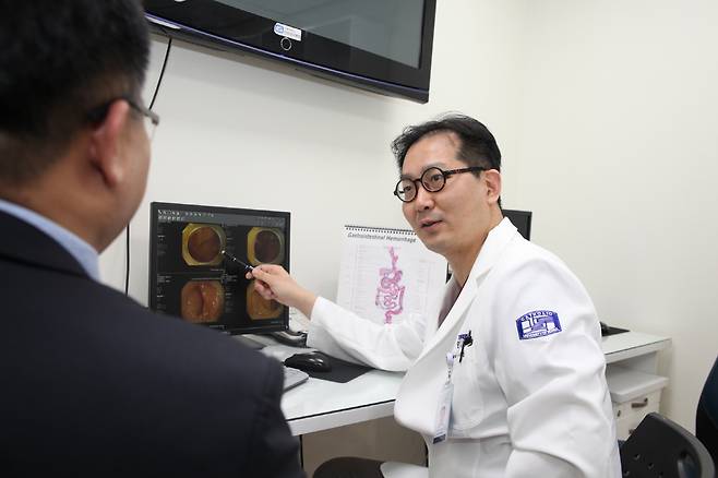 ◇프로바이오틱스는 우리 몸에 긍정적인 영향을 주기도 하지만 일부 환자는 복용에 주의해야 하는 경우도 있다. 인천성모병원 나수영 교수가 진료 중 프로바이오틱스의 효능에 대해 설명하는 모습.