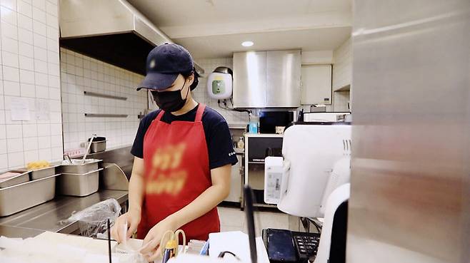 강소영씨(23)는 “내가 나를 먹여 살려야 하는 처지”라고 말한다. 소영씨는 학교 근처 샌드위치 가게에서 오전 8시30분부터 12시까지 아르바이트(사진 왼쪽)를 하고 오후에는 교내 근로를 한다. 학교 강의는 코로나19로 비대면 수업이 이뤄짐에 따라 점심시간 등 틈틈이 동영상으로 듣고 있다. 김영민 기자