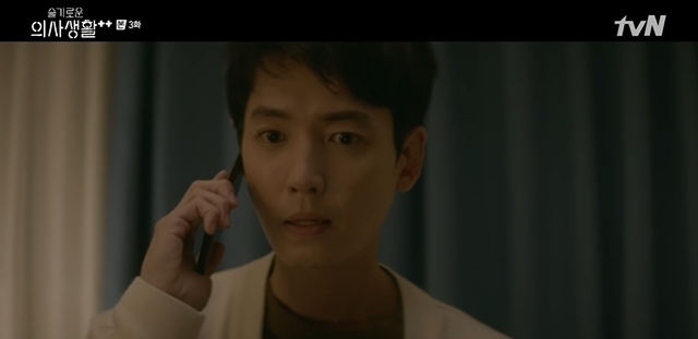 With Lee Gyoo-hyeong making a special appearance, Danger hit Jung Kyung-ho and Kwak Sung-young couple.In the third episode of TVN Mokyo Drama Sweet Doctors Season 2 (playplayed by Lee Woo-jung and directed by Shin Won-ho), which was broadcast on July 1, Lee Ik-jun (Cho Jeong-seok), Ahn Jeong-won (Yoo Yeon-seok), Kim Joon-wan (Jung Kyung-ho), Yang Seok-hyung (Kim Dae-myung), Chae Song-hwa (Jeon Mi-do) He was drawn.On this day, Chae Song-hwa carefully asked Lee Ik-jun about Uncle Kidari, who had a 90kg large hospital and a sons liver transplantation inquiry that was less than 60kg.Chae Songhwa says that many hospitals are not able to operate because of their size. Please look at it.If you can not judge it, the operation is impossible, so I will give up neatly. Lee Ik-jun recognized that this was the case at a hospital of a person Chae Song-hwa knew.Chae Song-hwa said, I told him that I would ask him direct because he was inquiring about Yulje Hospital. Chae Song-hwa said, Your rival Baek Hyung-do.I found out that he was the director of the hospital. Lee Ik-jun denied his rivalry, but Kim Joon-wan revealed his relationship with Lee Ik-joon and Baek Hyung-do.Kim Joon-wan told Do Jae-hak (Jung Moon-sung), who had been eating together, The child who gave Sams Club tickets during the test period to win once.(But) I went to Sams Club and unwinded the stress so well that I was in good condition and kept on top. After that, Lee looked at the data he received and called Chae Songhwa. Lee said to Chae Songhwa, I will do it. I think I can do it.I am on the border, but it is worth trying, he said. Please take a number. I will ask you myself.Lee Ik-jun had time to spend a while with the son universe (Kim Jun-sun) on the day, but for a while, Lee Ik-jun was called to the hospital while talking about going to space and camping.Lee Ik-jun gave the universe a brief, sorry look, but the universe said, Father, you dont have to be sorry. Father, youre doing a good job.Father also wanted to be with the universe, but he was busy because he had to save a bigger universe. This was what Lee Ik-sun (Kwak Sun-Young) told the universe.Meanwhile, Heo Sun-bin (Ha Yoon-kyung) talked to Chae Song-hwa about Yukyung-jins mother, who was a VIP patient, saying that she always looks after Chae Song-hwa with her daughter-in-law.Chae Song-hwa said, I have already asked and said I do not. I refused to do a blind date with my family.Then, Huh Sun-bin said, Professor, say that you have a friend of a man. As a candidate, he recommended Lee Jun-joon after the stable.The person who is best friend with the professor, the person who always laughs at the professor. I think he will do Baro if he asks Professor Lee. Lee took over the surgery that was asked by Chae Songhwa and met the patient and the Guardian.My father, who is a liver cancer patient, said, I am okay with pain, so because of me, my son is going to have a big operation, so I want to operate on my son.Lee Ik-jun assured him, Dont worry, your son is going to have surgery on your ass.Lee Ik-jun called Baek Hyeong-do to convey his patients regards and heard bad news. The surgery that Baek Hyeong-do was about to perform was delayed due to a cerebral hemorrhage.Baek Hyung-do told Lee Ik-joon, I have to tell the patient, but my mouth is not falling. Lee left the place with a hurry.On the other hand, Min-chan, who waited for a heart donation with a young son in the intensive care unit, received a miraculous news that a donor appeared.Eunji mother who admitted her child to the hospital first when she was always comforting her when she was hard.At the moment of the news, the Eunji mother, who was in front of him, was delighted and shouted miracles.However, she was saddened by the tears of Minchans mother after rushing out.Kim Joon-wan later received a video call from Lee Ik-sun in the UK, saying, I decided to go on a two-night, three-day trip with my brothers.Sekyung and Sekyung rented with Friend couple, he smiled.Kim Joon-wan smiled for a moment during a conversation with Lee Ik-sun, but smiled off his face as soon as the phone went off.Dojaehak, who came to Kim Joon-wan, suggested a night walk, and they found Eunjis mother crying here and kept her at the door without getting close.While Lee Ik-jun was operating on a liver cancer patient, Chae faced Yukyungjin and her mother, and another opponent, Chae Song-hwa had not even guessed, was present at the meeting.The pharmacist son (Lee Gyoo-hyeong), who Baro Yukyungjins mother always tried to introduce.Chae Songhwa hurriedly tried to leave the room after seeing only medical treatment, but Yukyungjins mother actively tried to push Chae Songhwa and Son.The heart transplant of Min Chan-i, performed by Kim Joon-wan, and the liver transplant of the rich man, performed by Lee Ik-jun, were all over.I would have been a lot of trouble, but I apologize for it. I know how troublesome you would have been.I have know-how now, so it was natural before. He then told Chae Song-hwa, I have a friend, my mother is very opposed. In fact, she was a friend and developed into a lover.The Friend suddenly did Confessions, first refused, and lets stay as best Friend as we are now, because I dont want to be awkward when its my best friend.But when I came home to Agnaldo Timóteo at night and thought about it, I answered the Friend question in an alumni letter, and I said I liked it, but I do not want to get awkward between Friends.I said something strange. So I started thinking differently after Agnaldo Timóteo, not as Friend, but as a man-to-woman. I love that Friend.I like being with you. I always feel good being with you. Is there someone like that? At this time, Chae Songhwa greeted Lee.Meanwhile, it was also revealed how Lee Ik-jun solved Baeks job, sending a manager who has something to repay him to Mokpo Hospital.Baek Hyung-do called Lee Ik-joon afterwards and said, What if I send the manager? He showed gratitude and laughed calmly.