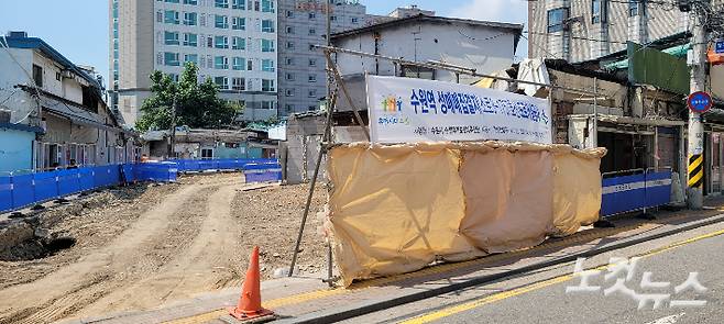 폐쇄된 수원역 성매매집결지 내 일부 업소 건물은 소방도로 개설 사업과 관련해 철거가 진행 중이다. 박창주 기자