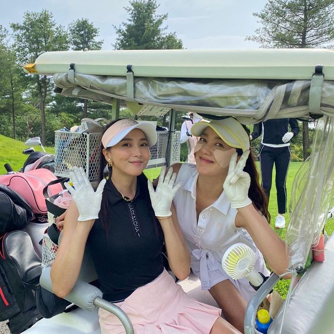 Actor Oh Yoon-ah is having a special Vacation.Oh Yoon-ah posted a few photos on his instagram on the 1st, Vaccation ~.In the photo, Oh Yoon-ah enjoying Vacation is enjoying his leisure time with his acquaintances such as Actor Lee So-yeon.Oh Yoon-ah, who seemed to be in love with Golf recently, showed off her slender figure with an extraordinary Golfware fit.The following photo shows Vacation enjoyed by Oh Yoon-ahs son Min.In the hotel Sooyoung, Mini enjoyed a cool summer while playing Sooyoung.On the other hand, Oh Yoon-ah appears in JTBCs new drama Fly Up, Butterfly.