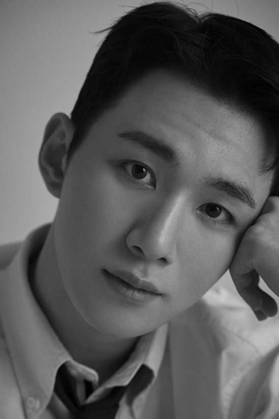 On January 1, Eat Just Entertainment released a new profile photo of Oh Seung-hoon.Oh Seung-hoons soft charisma blends with black and white photo mood, bringing a dark masculine beauty that is completely different from the previous one, while the round eyes boast a unique boyish beauty.Oh Seung-hoon in the open photo matches a tie that is slightly loosened in a white shirt, and it captures my eye by completely digesting a simple but sophisticated yet emotional mood.In this profile, where the unchanging beauty of flowers shines, his eyes, which have become more mature, have revealed a strong presence.Especially, visuals that go between boy and man beauty show the true value of Olaunder, while the deeper eyes and relaxed expression reminds the scene in the movie and makes the viewers fall into the audience.Oh Seung-hoon led the atmosphere by brightly lighting the scene with bright energy throughout filming Profile.I focused on shooting, expressed my coolness freely, and the professional appearance that improved the completeness of Profile through meticulous monitoring in the middle of shooting also gave praise to the field officials.Oh Seung-hoon recently met Harold, a 19-year-old boy who dreams of suicide, with a pleasant 80-year-old mode, and Actor was attracted attention as a hot-roller who played Harold in the play Harold and Mode with a story.It is noteworthy what kind of work will show a new appearance in the future.Photo = Eat Just Entertainment