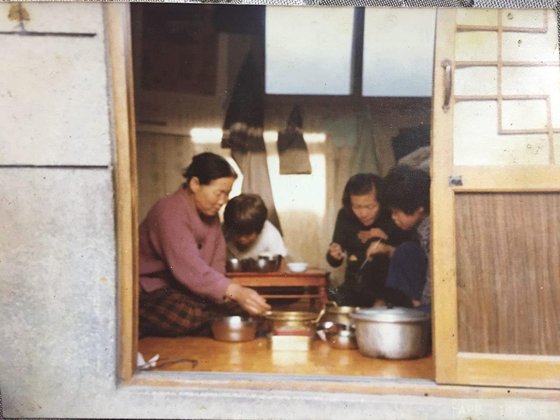 1980년 성남으로 이사온지 4년 만에 지하를 벗어나 처음 1층으로 이사한 날, 가족들과 이재명 지사(왼쪽에서 두 번째). 이재명 경기지사 측 제공