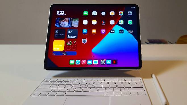 아이패드 프로 5세대 11인치 모델과 매직키보드.