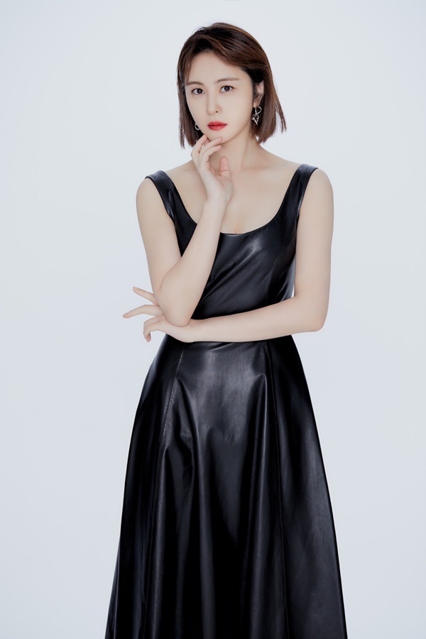 On the 2nd, Eat Just Entertainment, a subsidiary company, presented a new profile photo of Son Eun-seo through official SNS.Son Eun-seos new profile brings together the totally different charms of Son Eun-seo, which is a combination of black and back concepts.Son Eun-seo in the first photo reveals his elegance by digesting intense black dress and suit in a sophisticated manner.Especially, the modern atmosphere of black color meets the charm of the chic Son Eun-seo and adds synergy, and it emits charisma with a pose as much as a model and concentrates on Attention.Son Eun-seo, who has a natural makeup and matching white color costume, filled the profile with his colorful charm full of simple yet fresh feeling.Son Eun-seo, who has been able to digest the charm of the Reversal story of chic, pure, black and white along with the beauty of the water, is the head of the command team of the Golden Time team, Park Eun-soo, in the recent TVN Voice 4: Judgment Time, In addition, the audience is captivating the Attention with a loud brain.In Voice 4, a sound chase thriller that depicts the fierce records of 112 reporting center members who use Golden Time at the crime scene, expectations are gathering about what kind of performance Son Eun-seo will add to the immersion of the drama in the future.On the other hand, tvN Voice 4 is broadcast every Friday and Saturday at 10:50 pm.Photo Eat Just Entertainment