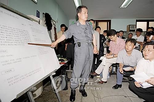 1998년 신창원 도주 상황 설명하는 경찰 (서울=연합뉴스) 전수영 기자 = 부산교도소 탈주범 신창원으로 보이는 30대 남자가 서울 주택가에 출현, 불심검문중인 경찰을 물어뜯고 달아난 가운데 윤종욱 수서경찰서장이 당시 상황 설명을 하고 있다. 1998.7.16
<저작권자 ⓒ 2009 연합뉴스. 무단전재-재배포 금지.>