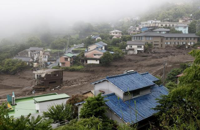 일본 시즈오카현 아타미(熱海)시 아즈산(伊豆山)에서 3일 오전 산사태가 발생해 10여채의 주택이 휩쓸려20명여명이 실종됐다. 토사가 주택지를 덮친 모습. 아타미=교도 연합뉴스