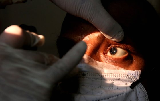 지난 5월 29일 인도 보팔 지역에서 '검은 곰팡이'에 감염된 것으로 의심되는 환자가 병원에서 진찰을 받고 있다. [신화통신=연합뉴스]