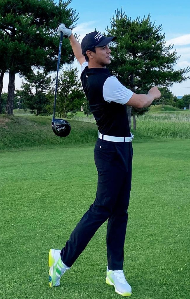 The New Era project released a photo of Jang Min-Ho, who posed at the golf course through the official Instagram on the afternoon of the 5th.In the open photo, Jang Min-Ho collected Eye-catching with a slender face on a good-looking face.Blue Sky, Konyaspor grass, and Jang Min-Hos bright smile combined to make the audience feel excited.The New Era project asked for the expectation of the TV Chosun Golf King, which is broadcasted at 10 pm on the day, saying, Deer, I will meet at the golf king tonight at 10 pm in my heart today.