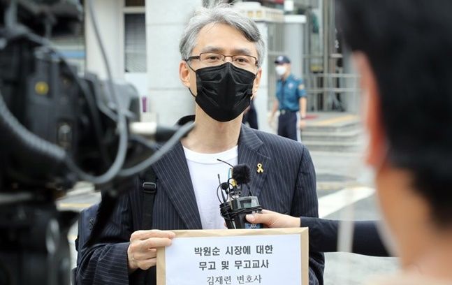 지난해 8월 서울 서대문구 경찰청 앞에서 적폐청산국민참여연대 신승목 대표가 기자회견을 하고 있다 ⓒ연합뉴스