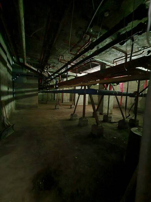 쓰레기 수거와 청소를 모두 마친 지하실의 모습