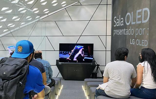 LG전자는 6월 16일 멕시코 국립영화관 시네테카나시오날에 LG 올레드 TV 전용 상영관인 살라올레드(SALA OLED)를 열었다고 밝혔다. 사진은 관람객들이 LG 올레드 TV로 영화를 관람하는 모습. 사진=LG전자