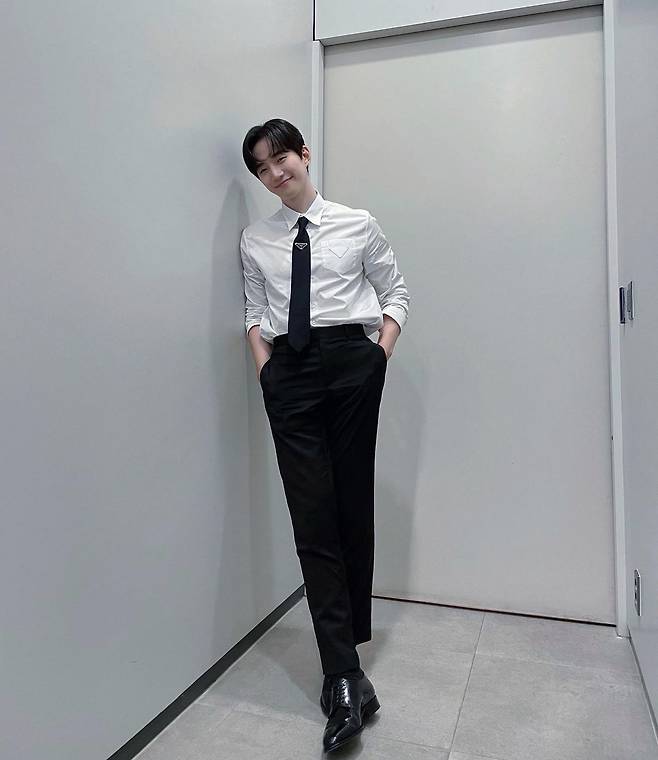 Junho, a member of the group 2PM (Tupeem), showed a textbook of the Femme Fatale.On the 5th, 2PM official Instagram posted several photos with the article The peach who was suddenly caught as an angel.In the open photo, Junho is dressed in a white shirt, a tie, and black pants, and has a neat styling. Especially, his superior delight and his shirt fit that everyone will envy are impressive.Then a unique smile makes the viewers happy.The netizens were full of reactions to admire Junhos visuals such as Look at my brothers ratio, The bridge is Andromeda, It is so handsome and I do not know what to say Lee Joon-ho.iMBC  Photo Source 2PM Official Instagram