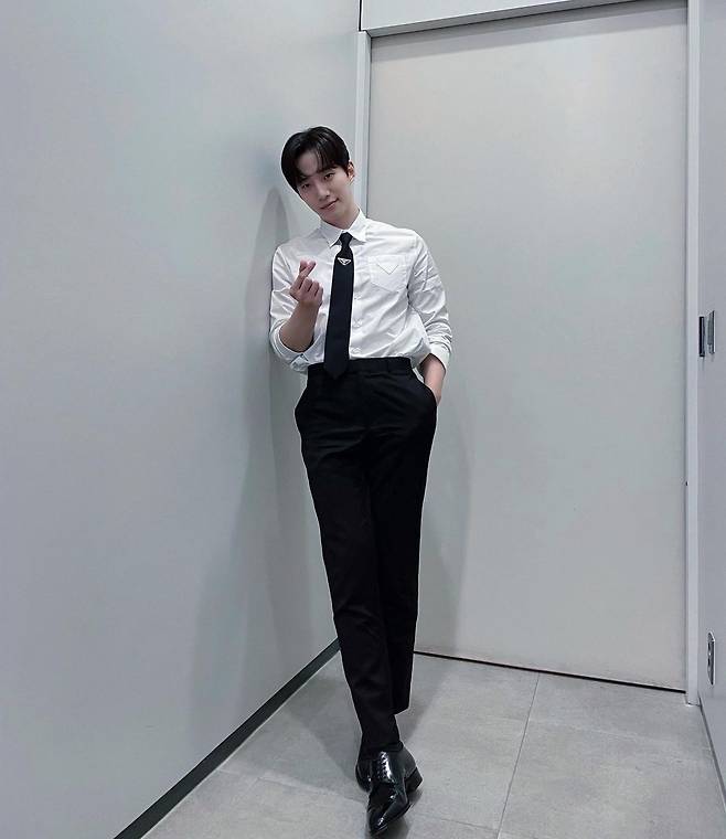 Junho, a member of the group 2PM (Tupeem), showed a textbook of the Femme Fatale.On the 5th, 2PM official Instagram posted several photos with the article The peach who was suddenly caught as an angel.In the open photo, Junho is dressed in a white shirt, a tie, and black pants, and has a neat styling. Especially, his superior delight and his shirt fit that everyone will envy are impressive.Then a unique smile makes the viewers happy.The netizens were full of reactions to admire Junhos visuals such as Look at my brothers ratio, The bridge is Andromeda, It is so handsome and I do not know what to say Lee Joon-ho.iMBC  Photo Source 2PM Official Instagram