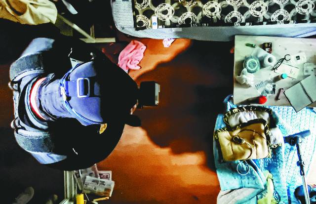 김새별 바이오해저드 대표가 지난달 경기도의 한 원룸 유품정리 현장에서 고개를 숙이고 있다. 김 대표는 유품정리를 앞두고 간단한 인사와 함께 묵념을 올린다. 어쩌면 아무도 찾지 않을 고인을 향한 마지막 인사다.