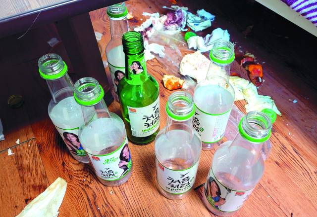 유품정리 현장에는 항상 술병이 쌓여 있다. 지난 2월 서울 강북구의 현장에서 발견된 빈 술병들. 김새별 대표 제공