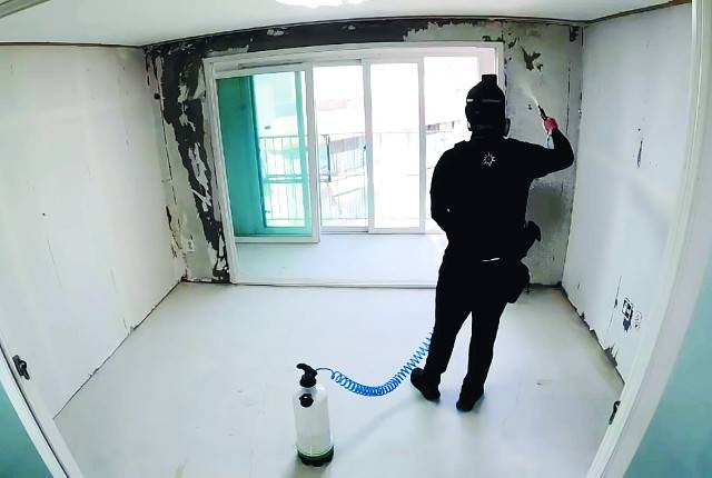 청소가 완료되면 소독약으로 현장 전체를 소독한다. 또 한 명의 인생이 정리됐다. 김새별 대표 제공