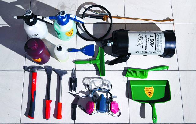 유품정리와 특수청소에 쓰이는 청소도구들. 혈흔이나 부패물이 벽지, 타일 등으로 스며들어 굳는 경우가 많아 다양한 도구가 필요하다.