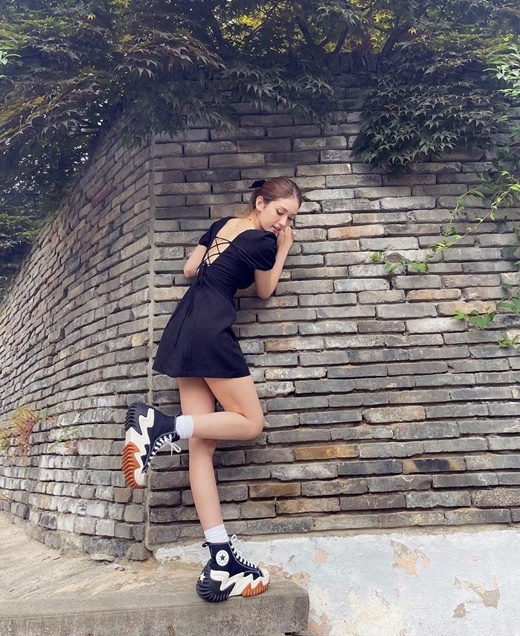 Singer Jeon So-mi boasted an extraordinary sense of fashion.Jeon So-mi announced on his Instagram on the 5th that he released several photos and announced his current situation.In the photo, Jeon So-mi is wearing a mini dress and radiating doll-like beauty - with her legs stretched out forward or posing youthful.Jeon So-mi has impressed those who boast perfect legs.Styling that features fashion sense is also noticeable: Jeon So-mi wore a dress featuring square necklines and lace-up details on the back.Alongside this, he paired high-heeled casual sneakers to create a sporty feel; the black-colored styling was flawless and perfect.Meanwhile, Jeon So-mi released the single What You Waiting For last July.