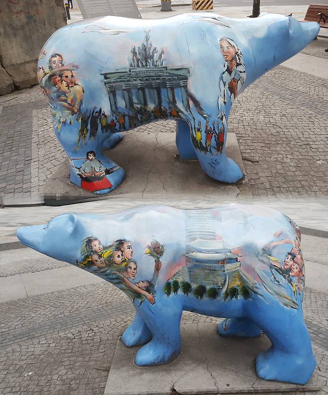 베를린곰의 모습 - 브란덴부르크 문을 사이에 두고 독일 통일을 환호하는 독일인들이 새겨져 있다(사진 위). 숭례문을 중심으로 통일을 염원하는 시민들이 보인다(사진 아래).