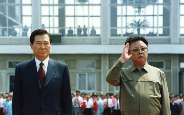 2000년 6월 13일 남북정상회담을 위해 평양 순안공항에 도착한 김대중 대통령이 김정일 국방위원장의 환영을 받고 있다./연합뉴스