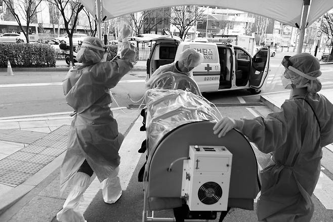 코로나19 환자를 응급진료센터에서 음압병동으로 이송할 때는 구급차를 이용한다. ⓒ박기호