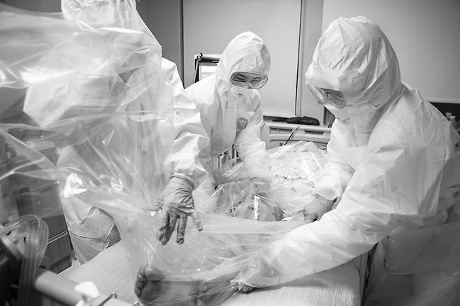 코로나19 환자가 사망하면 주사나 테이프 등 부착물을 떼지 않고 이중으로 밀봉해 의료진이 직접 입관 등의 절차를 진행한다. ⓒ박기호