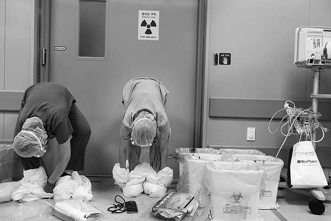 코로나19 환자가 검사나 시술을 위해 병동 밖으로 나갔다 들어오면 동행한 의료진은 반드시 방호복을 갈아입어야 한다. ⓒ박기호