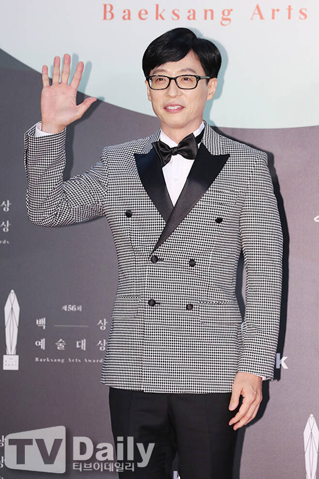 While the comedian Yoo Jae-Suk of National MC is about to expire his Contract with his agency FNC Entertainment (hereinafter referred to as FNC), his interest in his resignation is hot.According to the FNC on June 6, the exclusive Contract with Yoo Jae-Suk will be finalized on the 15th.On the same day, the FNC said, We respect Yoo Jae-Suks intention to want a new challenge at the end of the discussion and end the management work.The FNC also cheered on his future, saying, I am grateful to Yoo Jae-Suk, who has been active with us.Yoo Jae-Suk signed an exclusive Contract with FNC in 2015 and renewed his Contract in 2018, but Yoo Jae-Suk and FNCs accompanying ended in six years.Now, Yoo Jae-Suk will become an FA (free Contract) after 9 days, and reports are being poured to identify Yoo Jae-Suks presence.In particular, the news that the company is discussing a Contract with Antenna, which is establishing a partnership with Kakao Entertainment, has attracted attention. However, it is currently under discussion, but nothing has been confirmed.Yoo Jae-Suk is the best broadcaster in Korea, who has won several terrestrial entertainment awards.Last year and this year, MBC What do you do when you play?, tvN Yu Quiz on the Block, SBS Running Man, etc.It is a matter of concern where Yoo Jae-Suks FAs biggest fish will be decided.