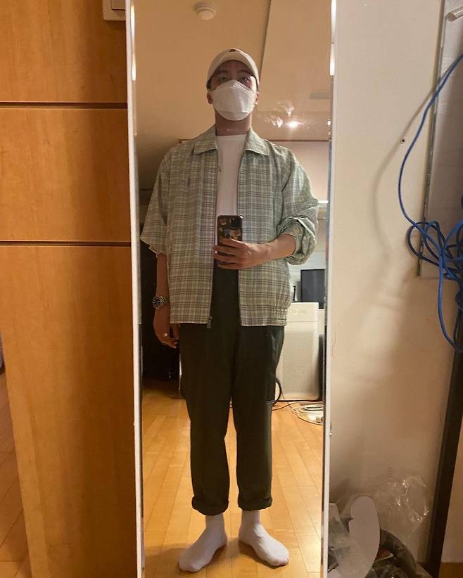 On the 5th, Qin Hao opened an Instagram account and posted an article and a photo saying, Is it right to do this?However, the photo showed a cap, a mask in front of the mirror, a white tee, a jacket, and a fashion with socks in roll-up pants.So, fans commented that it was like a late photo of a shopping mall. On the afternoon of the 6th, Qin Hao posted a new photo and said, If Friend is going to Instagram like that, he will hit it.The newly released photo shows Qin Hao posing in the tunnel in India, staring at the camera.His eyes, which looked at the camera with his hat and hood at the same time, gathered the attention of those who watched.The netizens who responded to this responded Thank you for Friend ..., I do not know who the Friend is, but I praise it very much, This is Instagram gambling, I have a true friend.Qin Hao, who was 29 years old in 1992, made his debut as Pentagon in 2016 and is serving after joining active duty as a military vigilante in May last year; the scheduled discharge date is November 14.Photo: Qin Hao Instagram
