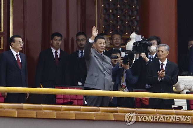 중국공산당 100주년 행사서 손 흔드는 시진핑 (베이징 EPA=연합뉴스)