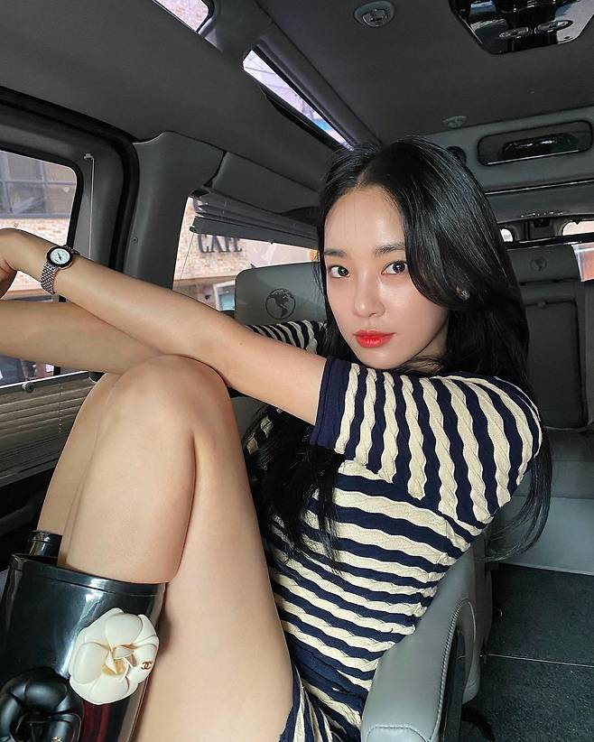 Actor Lee Joo-yeon from the group After School showed a bold pose in the car.On the afternoon of the 6th, Lee Joo-yeon posted several photos of black heart emoticons through personal Instagram.Lee Joo-yeon in the public photo is taking pictures in a striped T-shirt with beige and navy combined, and also took various Pose in a narrow car.The boldly exposed legs and red RED lip are impressive.The netizens were full of responses to praise Lee Joo-yeons visuals such as Face of the Year in 2021, I like my body so much, RED lip is really sexy, Why is it so beautiful and It is the most beautiful in the world.Meanwhile, Lee Joo-yeon debuted in the entertainment industry in 2009 as After School and is currently working as an actor.Recently, he appeared with After School members in the Comb Eyes section of SBSs Civilization Express (a famous song that closes even if it is dark).iMBC  Photo Source Lee Joo-yeon Instagram