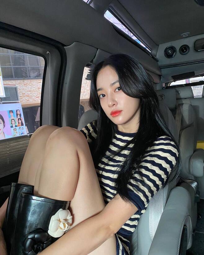 Actor Lee Joo-yeon from the group After School showed a bold pose in the car.On the afternoon of the 6th, Lee Joo-yeon posted several photos of black heart emoticons through personal Instagram.Lee Joo-yeon in the public photo is taking pictures in a striped T-shirt with beige and navy combined, and also took various Pose in a narrow car.The boldly exposed legs and red RED lip are impressive.The netizens were full of responses to praise Lee Joo-yeons visuals such as Face of the Year in 2021, I like my body so much, RED lip is really sexy, Why is it so beautiful and It is the most beautiful in the world.Meanwhile, Lee Joo-yeon debuted in the entertainment industry in 2009 as After School and is currently working as an actor.Recently, he appeared with After School members in the Comb Eyes section of SBSs Civilization Express (a famous song that closes even if it is dark).iMBC  Photo Source Lee Joo-yeon Instagram